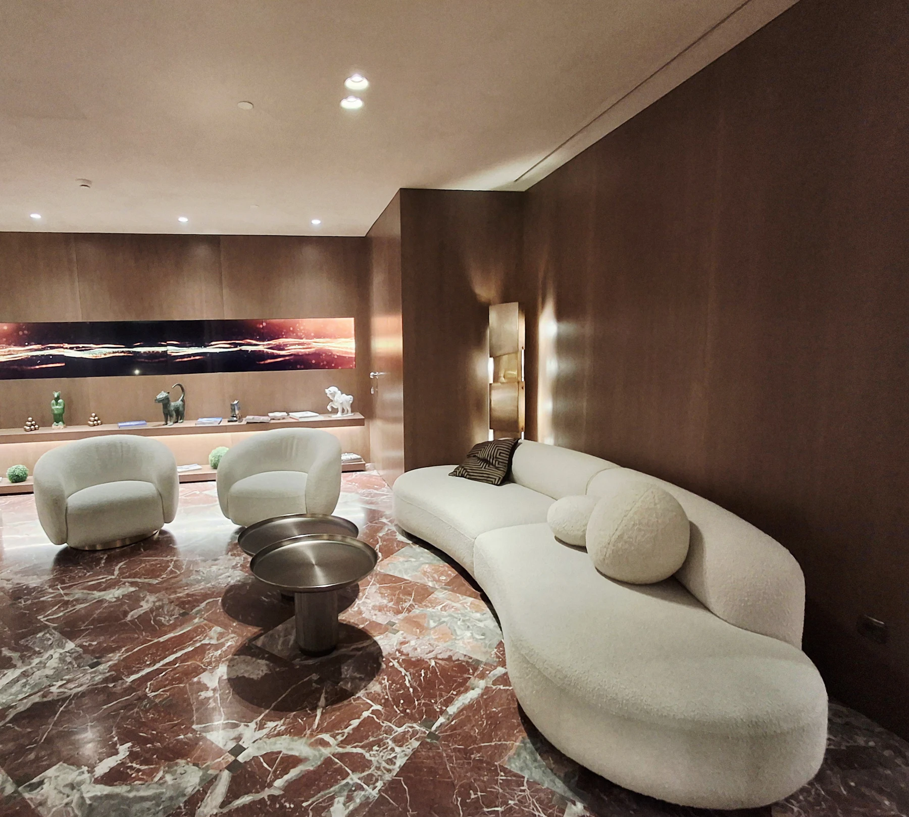 Elegante hotellounge met een gebogen crèmekleurige bank