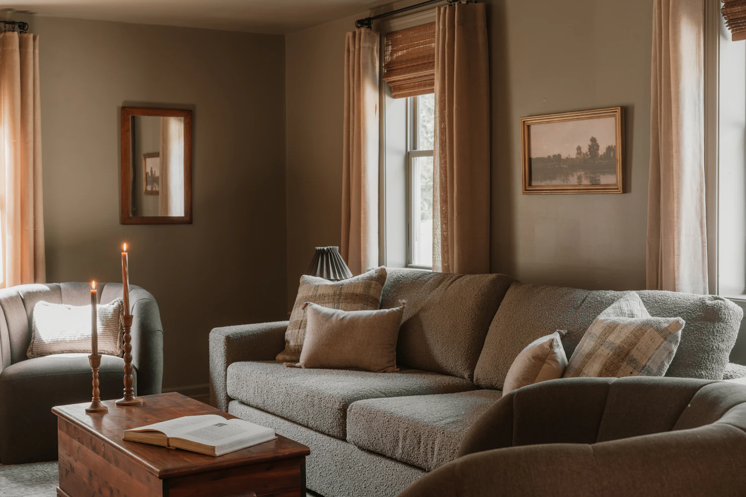 Warme woonkamer met een beklede bank en fauteuil